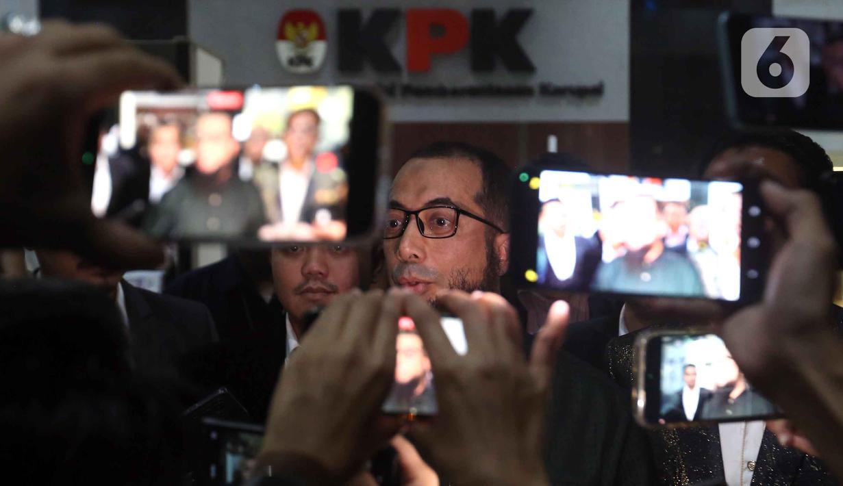 Direktur/Pemilik PT Zahra Oto Mandiri (Uhud Tour) yang juga pendakwah, Khalid Zeed Abdullah Basalamah, menjawab pertanyaan pewarta usai menjalani pemeriksaan di Gedung Merah Putih Komisi Pemberantasan Korupsi (KPK), Jakarta, Kamis (23/4/2026). (Liputan6.com/Helmi Fithriansyah)