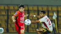 Pemain Java United, Yance Sayuri, berduel melawan Adzikry Fadlillah dari Persijap Jepara pada laga BRI Super League 2026/2027 di Stadion Gelora Bumi Kartini, Jepara, Sabtu (24/10/2026). (Doc Persijap)