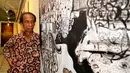 Sri Warso Wahono berpose bersama lukisannya, Jakarta, Senin (18/5/2015). Pengambilan tema 'Jakarta 18' sendiri berasal dari jumlah pameran tunggal yang telah dilakoni Sri Warso selama 53 tahun berkarya. (Liputan6.com/Yoppy Renato)