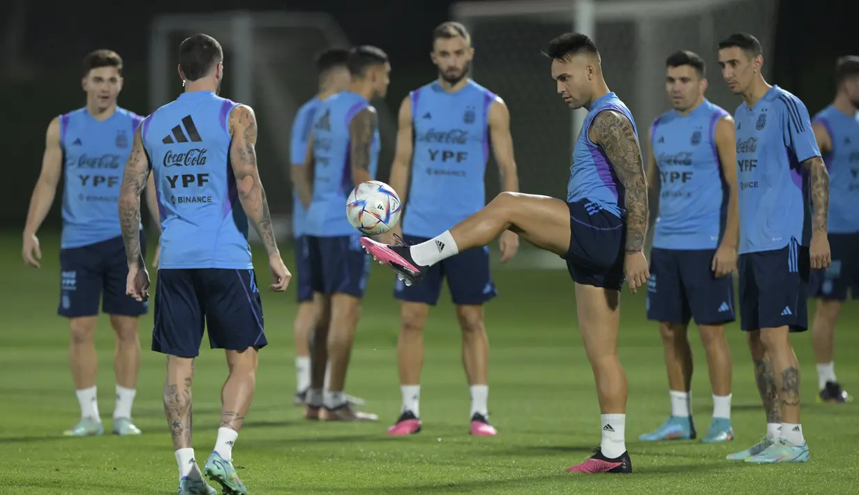 Penyerang Argentina #22 Lautaro Martinez (ketiga kanan) menghadiri sesi latihan bersama rekan setimnya di stadion Universitas Qatar, di Doha,  Selasa (6/12/2022). Timnas Argentina menggelar latihan jelang perempat final Piala Dunia 2022 Qatar.  (JUAN MABROMATA / AFP)