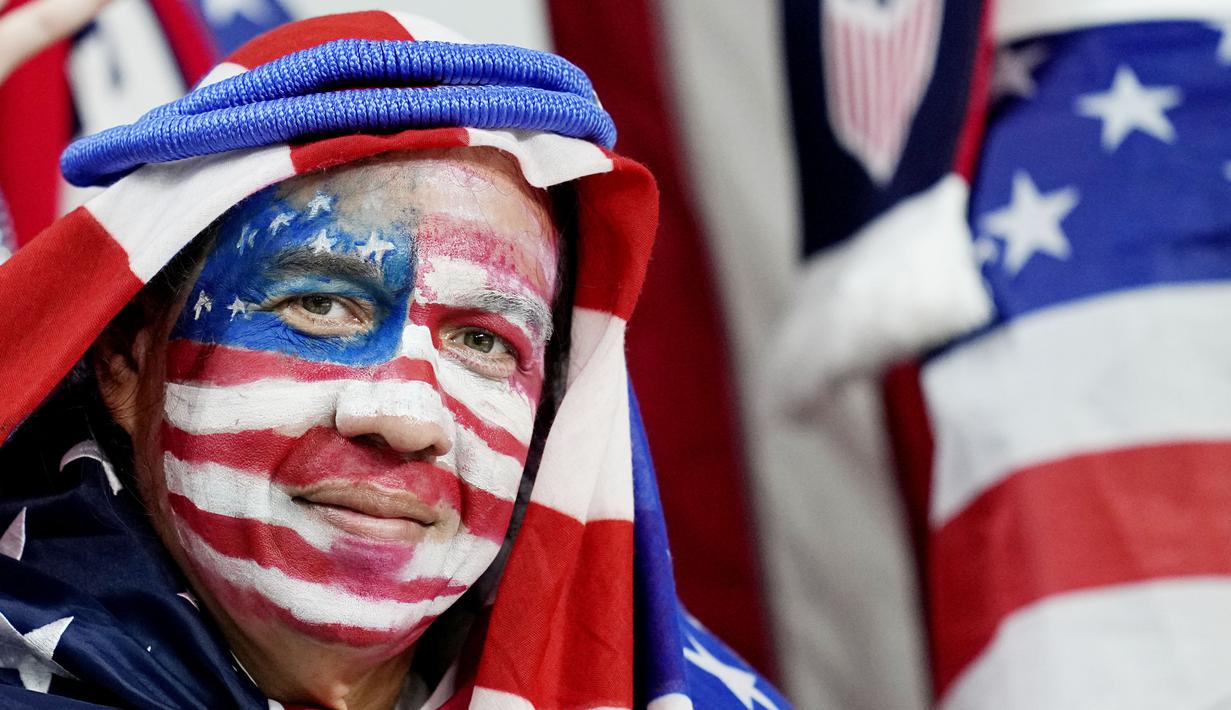 Suporter Amerika Serikat saat menyaksikan pertandingan melawan Belanda pada laga Piala Dunia 2022 di Stadion Khalifa, Sabtu (3/12/2022). (AP Photo/Ebrahim Noroozi)