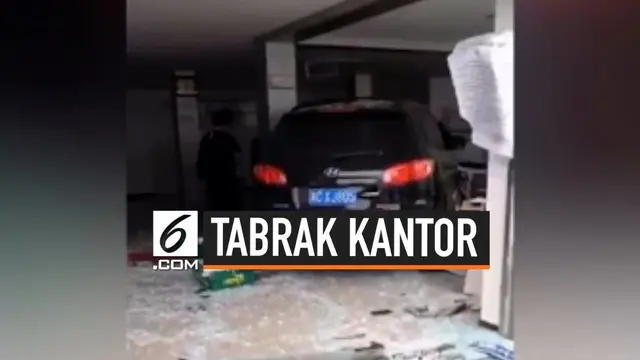 VIDEO: Salah Injak Pedal, Mobil Tabrak Bangunan Perkantoran