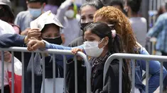 Orang-orang menunggu hasil tes PCR mereka untuk COVID-19 di sebuah pasar di Lima, Peru, Rabu (5/1/2022). Peru mengonfirmasi pada Selasa dimulainya gelombang ketiga infeksi virus corona di mana negara itu mencatat 309 kasus varian omicron yang sangat menular. (AP Photo/Martin Mejia)