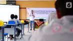 Tenaga konstruksi mengikuti materi pelatihan mengenai tren konstruksi berkelanjutan dan perkembangan teknologi semen serta turunannya di Surabaya, Jawa Timur (7/4/2022). Kegiatan tersebut merupakan sinergi antara SIG dan Dirjen Bina Konstruksi Kementerian PUPR. (Liputan6.com/HO/SIG)