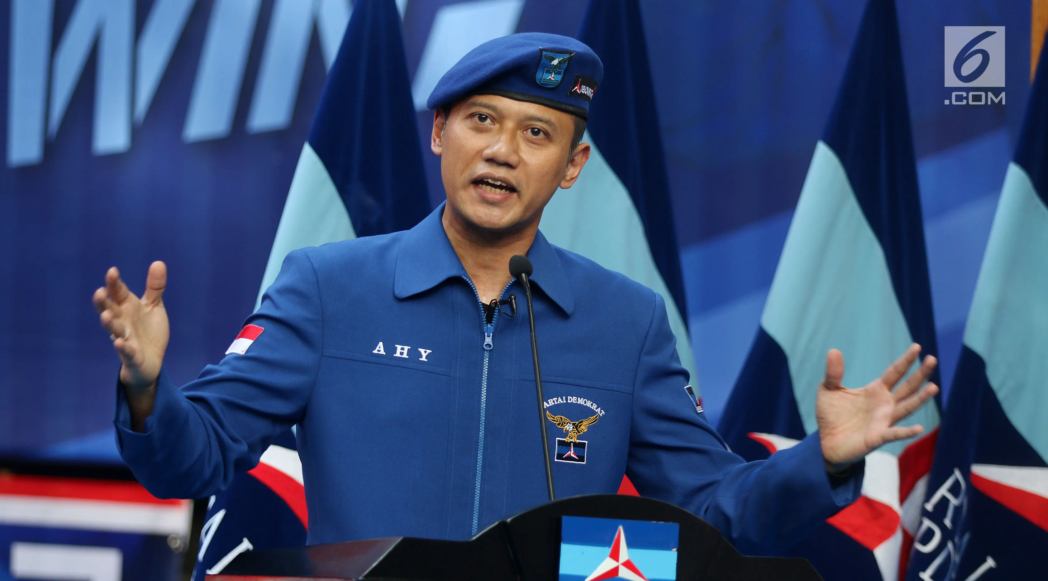 Komandan Satuan Tugas Bersama (Kogasma) Agus Harimurti Yudhoyono memberikan pidato usai pengukuhan oleh Ketua Umum Partai Demokrat Susilo Bambang Yudhoyono untuk Pemilukada 2018 dan Pilpres 2019. Sabtu (17/2). (Liputan6.com/Johan Tallo)