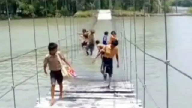 [VIDEO] Ke Sekolah, Siswa SD Ini Gelayutan di Jembatan Rusak