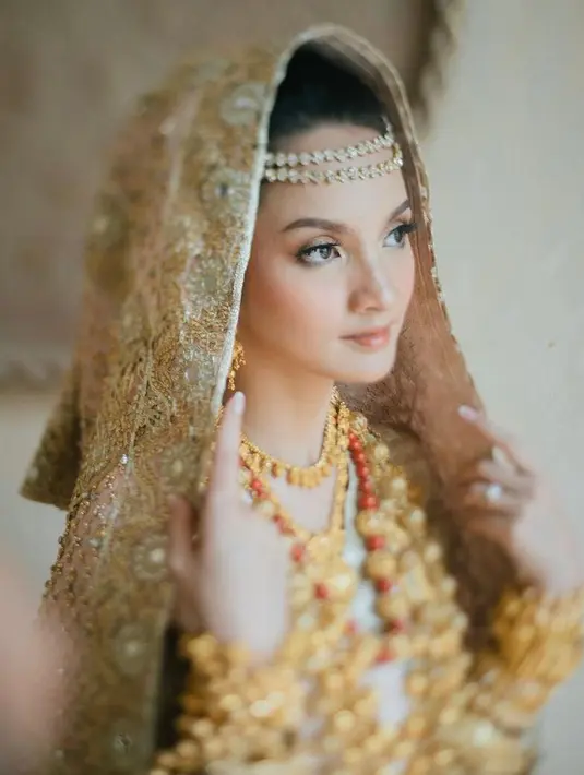 Inilah detail penampilan Puteri Indonesia Riau 2018. Sabrina terlihat menawan dengan tutup kepala atau tengkuluk talakuang warna emas yang senada. (Instagram/sabrinaanggraini).