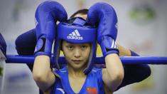 Petinju China, Yuan Chang, bersiap saat akan bertanding pada babak kualifikasi Bocskai Istvan International Memorial Boxing Turnamen ke-61 di Debrecen, Hungaria, Kamis (9/2/2017). (EPA/Zsolt Czegledi)