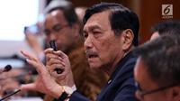 Menko Bidang Kemaritiman Luhut Binsar Panjaitan memberi paparan saat rapat koordinasi membahas pengembangan kendaraan listrik nasional di Gedung DPR, Jakarta, Kamis (29/11). Langkah ini sebagai upaya menekan emisi gas buang. (Liputan6.com/JohanTallo)