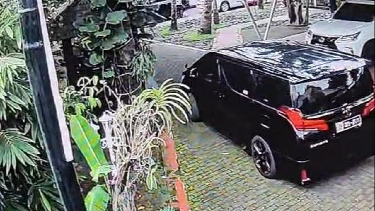Setelah itu, mobil Alphard dikendarai Brigadir RAT sempat terdiam sekira satu menit. Selanjutnya terdengar suara letusan tembakan dan mobil menabrak mobil lain di depannya.