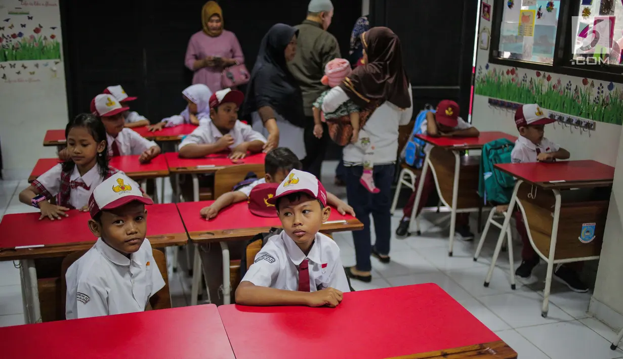 Murid baru bersiap mengikuti kegiatan hari pertama sekolah di SDN Pisangan 02, Ciputat, Tangerang Selatan, Senin (15/7/2019). Senin, 15 Juli 2019 merupakan hari pertama masuk sekolah tahun ajaran 2019/2020 usai libur panjang. (Liputan6.com/Faizal Fanani)