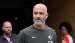 Manajer Chelsea, Enzo Maresca, berjalan memasuki lapangan jelang final Piala Dunia Antarklub&nbsp;melawan&nbsp;PSG di East Rutherford, New Jersey, Senin, 14 Juli 2025. (AP Photo/Chris Szagola)