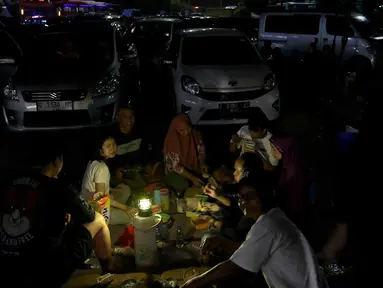 Pemudik menyantap hidangan berbuka puasa di rest area KM 102 Cipali, Subang, Jawa Barat, Sabtu (6/4/2024). (Liputan6.com/Herman Zakharia)