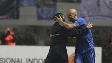 Sergio Van Dijk dan Djajang Nurjaman, Persib Bandung. (Bola.com/Nicklas Hanoatubun)