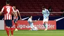 Penyerang Celta Vigo, Santi Mina (tengah) berselebrasi usai mencetak gol ke gawang Atletico Madrid pertandingan La Liga Spanyol di stadion Wanda Metropolitano di Madrid, Spanyol, Selasa (9/2/2021). Atletico Madrid kini mengumpulkan 51 poin dari 20 pertandingan. (AP Photo/Jose Breton)