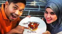 Di hari ulang tahun ke-4 pernikahannya, Indra Bekti dan Dhila justru bagi-bagi hadiah lewat sayembara yang diumumkannya di media sosial.