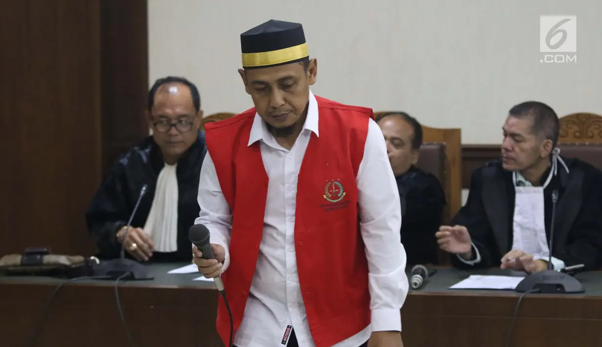 Terdakwa penyebaran berita bohong tentang 7 kontainer berisi surat suara Pemilu 2019 yang telah tercoblos, Bagus Bawana Putra saat menjalani sidang perdana di Pengadilan Negeri Jakarta Pusat, Kamis (4/4). Sidang mendengar dakwaan dari Jaksa Penuntut Umum. (Liputan6.com/Helmi Fithriansyah)