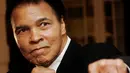 Mantan petinju dunia, Muhammad Ali saat mengikuti upacara Penghargaan Kristal di Forum Ekonomi Dunia ( WEF ) di Swiss, 28 Januari 2006. Muhammad Ali, meninggal dunia pada Jumat (3/6) di rumah sakit di Phoenix, Arizona. (REUTERS/Andreas Meier)
