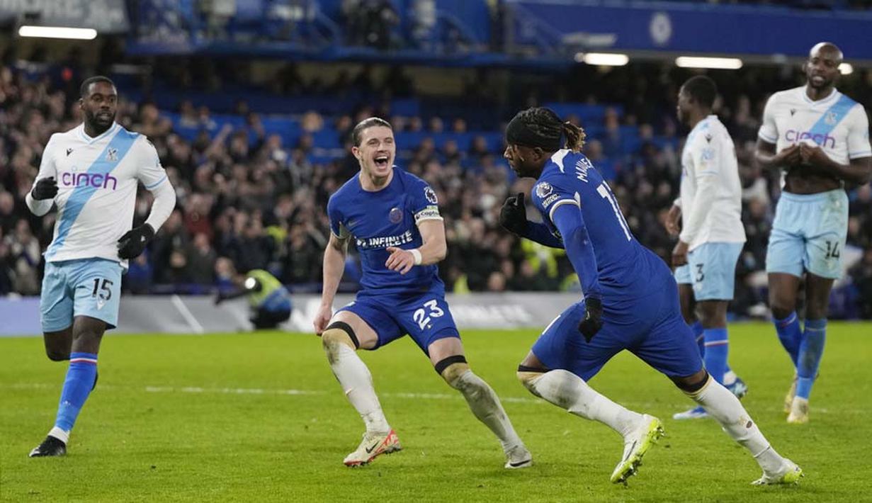 Pemain Chelsea, Noni Madueke, melakukan selebrasi setelah mencetak gol melalui tendangan penalti ke gawang Crystal Palace pada pekan ke-19 Premier League 2023/2024 di Stadion Stamford Bridge, Kamis (28/12/2023). Berkat hasil ini, Chelsea menempati peringkat ke-10 klasemen Premier League dengan koleksi 25 poin. Palace terpuruk di posisi ke-15 dengan 18 poin. (AP Photo/Alastair Grant)