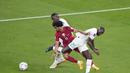 Penyerang Qatar, Akram Afif berusaha melewati dua pemain Senegal selama pertandingan grup A Piala Dunia 2022 di Stadion Al Thumama di Doha, Qatar, Jumat (25/11/2022). Sementara Qatar harus gigit jari lantaran hampir dipastikan gagal lolos ke fase gugur.  (AP Photo/Ariel Schalit)