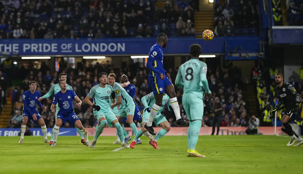 Pemain Chelsea Antonio Rudiger (atas) mencoba menanduk bola ke gawang Brighton yang dijaga kiper Robert Sanchez (kanan) pada pertandingan sepak bola Liga Inggris di Stadion Stamford Bridge, London, Inggris, 29 Desember 2021. Pertandingan berakhir 1-1. (AP Photo/Alastair Grant)