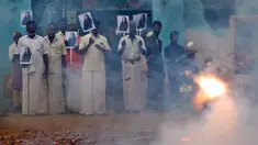 Warga desa menyalakan petasan sambil memegang plakat bergambar Wakil Presiden AS terpilih Kamala Harris menjelang pelantikan Harris di Thulasendrapuram, selatan Chennai, Tamil Nadu, India, Rabu (20/1/2021). Thulasendrapuram adalah kampung halaman kakek Harris dari pihak ibu. (AP Photo/Aijaz Rahi)