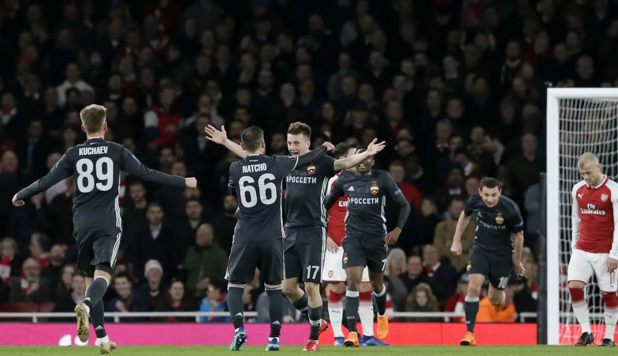 Para pemain CSKA Moscow merayakan gol yang dicetak oleh Aleksandr Golovin ke gawang Arsenal pada laga perempat final Liga Europa, di Stadion Emirates, Kamis (5/4/2018).  Arsenal menang 4-1 atas CSKA Moscow. (AP/Tim Ireland)