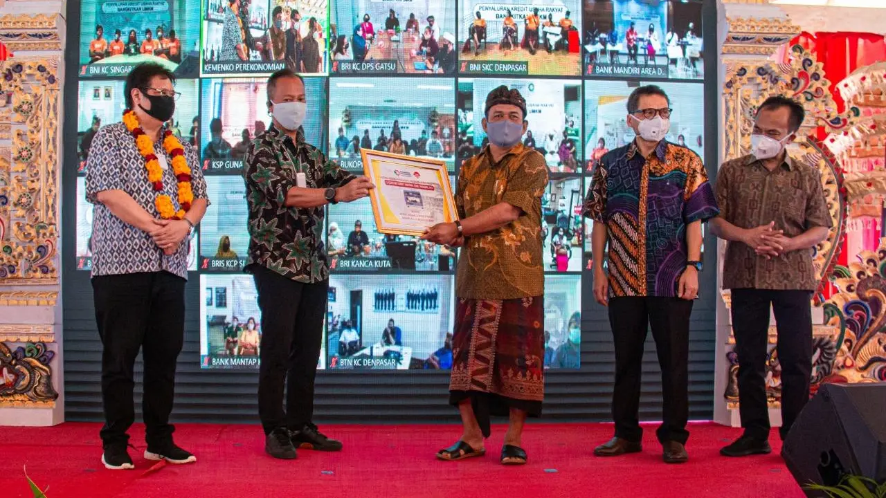 Menteri Perindustrian Agus Gumiwang Kartasasmita menyerahkan secara simbolis bantuan mesin Computer Numerical Control (CNC),