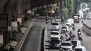 Kendaraan melintas di dekat proyek galian saluran di Jalan DI Panjaitan, Jakarta, Rabu (4/11/2020). Proyek pembuatan saluran sodetan ini ditargetkan rampung dalam 1 bulan dan diharapkan dapat mengatasi banjir yang kerap terjadi di Jalan DI Panjaitan. (merdeka.com/Iqbal Nugroho)