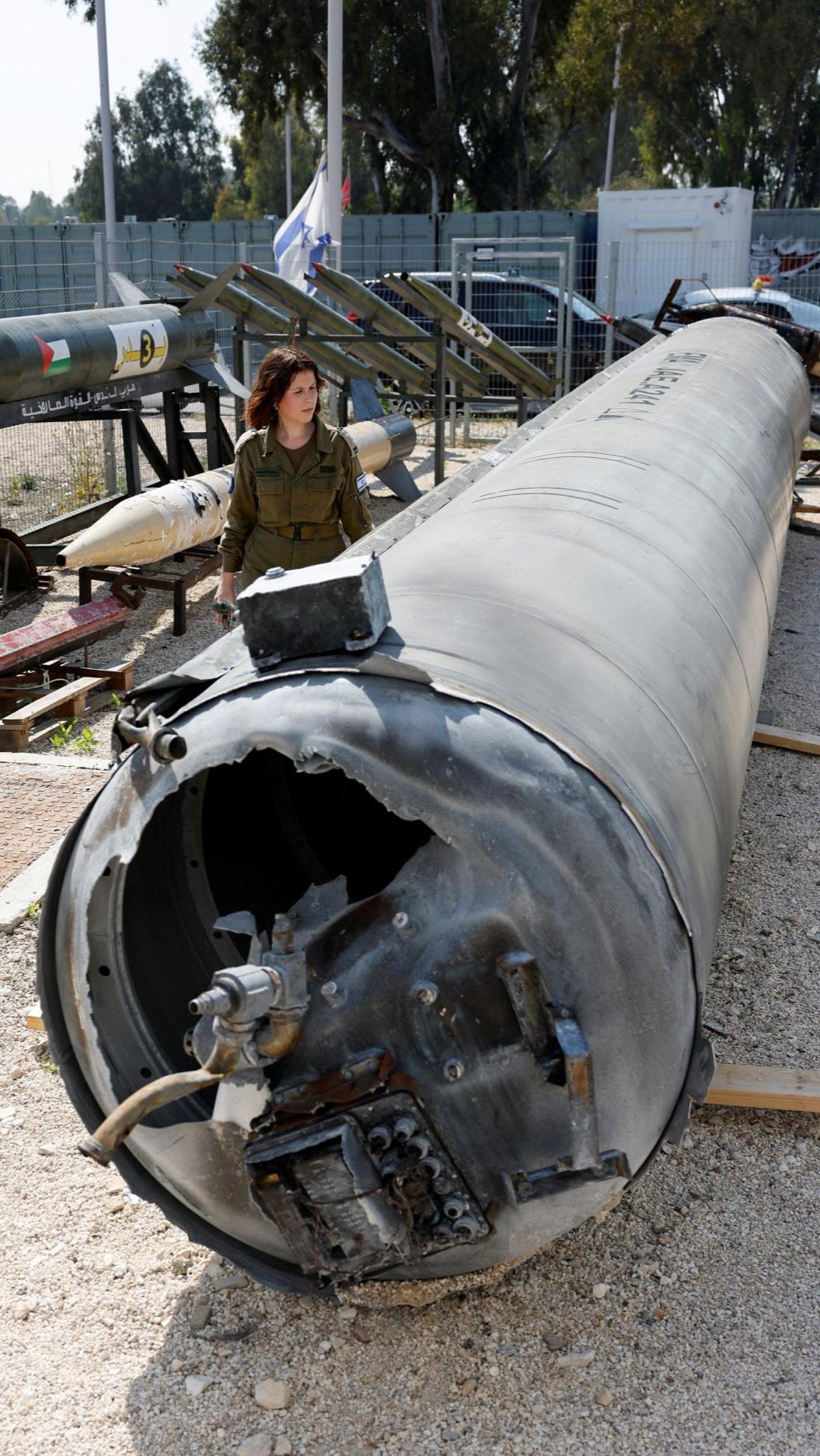 Menurut IDF, rudal yang panjangnya 11 meter ini diperkirakan membawa hulu ledak seberat 500 kilogram atau setengah ton.&nbsp;REUTERS/Amir Cohen