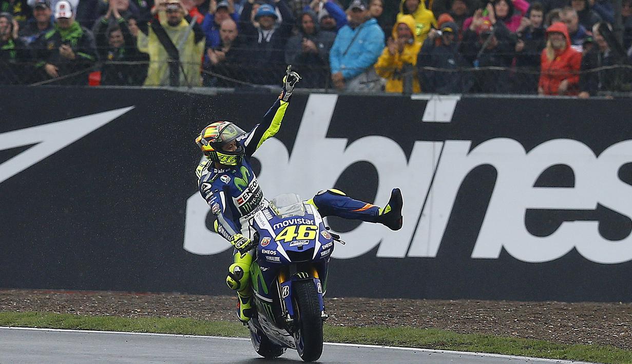 Pebalap Movistar Yamaha, Valentino Rossi, merajai lintasan basah dengan memenangi MotoGP Inggris, Minggu (30/8/2015). Rossi finis pertama di Sirkuit Silverstone, Inggris. (Reuters/Darren Staples)