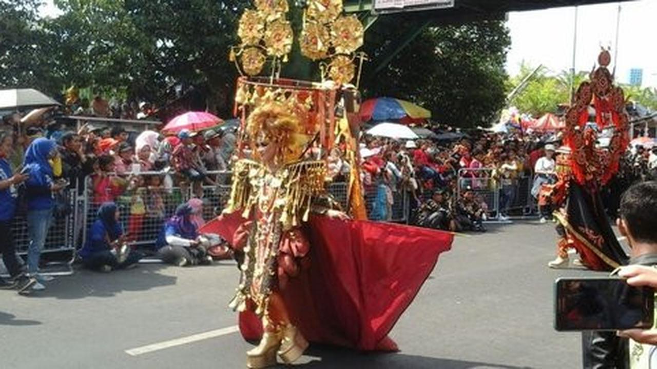 Tak hanya warga Jember, warga kota lain turut saksikan JFC 2015