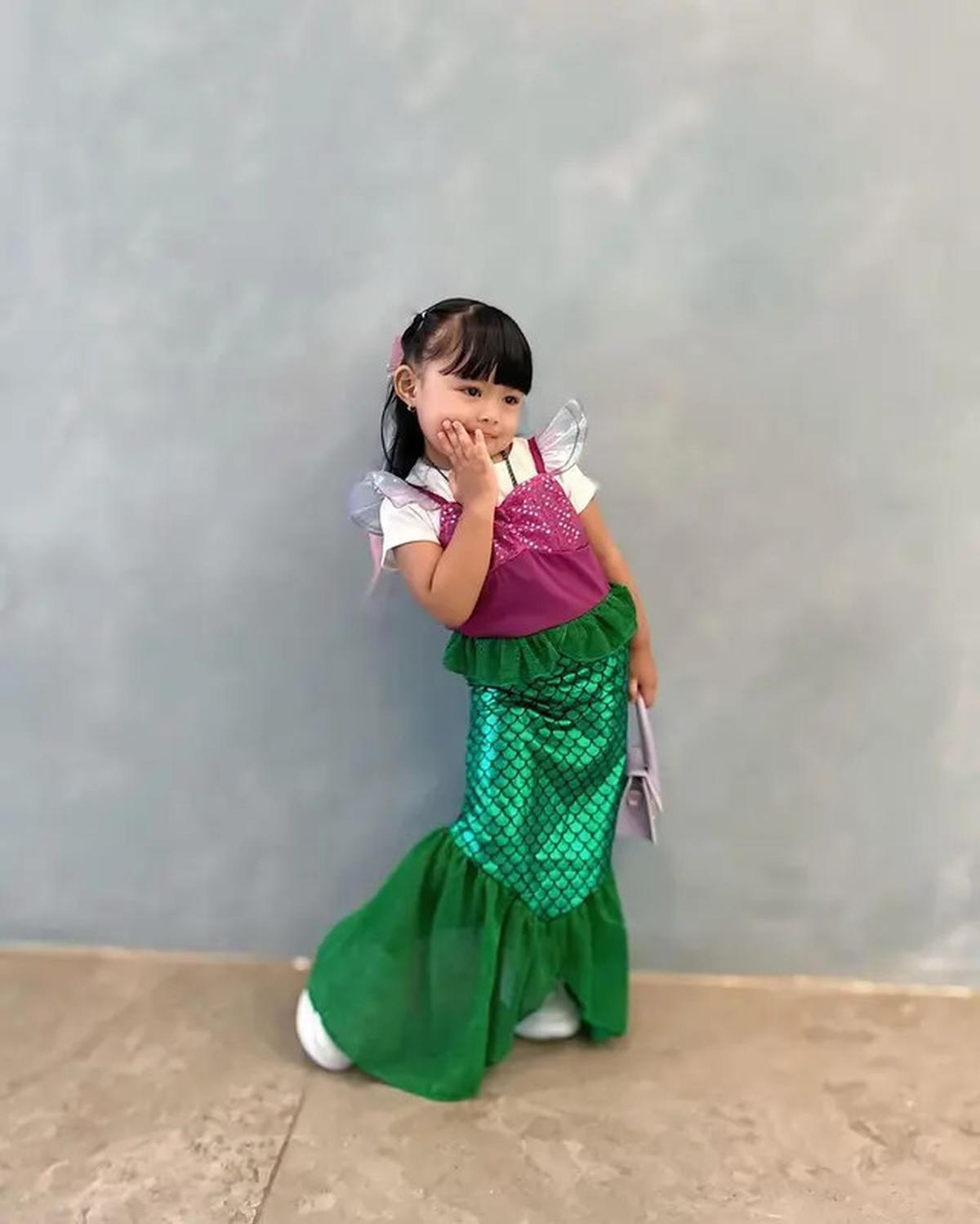 6 Pose Centil Menggemaskan Ameena Atta Jadi Mermaid Sambil Tenteng Tas Branded Seharga Rp11 Jutaan