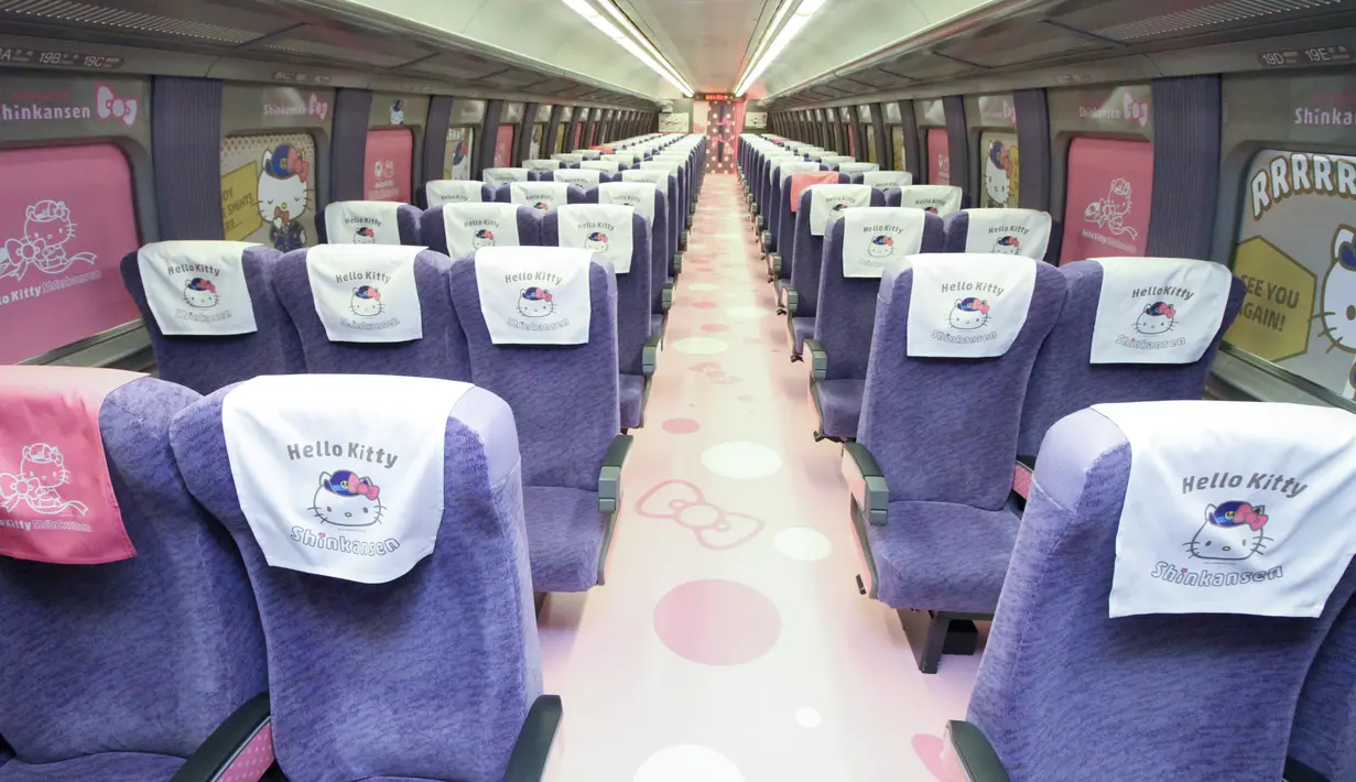 Desain interior kereta cepat Shinkansen yang dihiasi dengan tokoh populer Hello Kitty di Prefektur Fukuoka, Jepang, 25 Juni 2018. Pihak operator menampilkan Hello Kitty di jendela, kursi (seat cover), dan lantai kereta. (AFP/West Japan Railway/Handout)