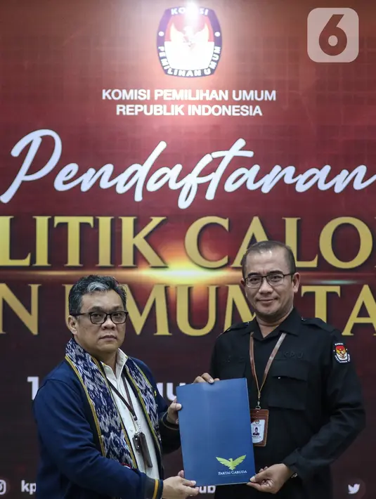 Ketua Komisi Pemilihan Umum (KPU) Hasyim Asy'ari (kanan) menerima berkas pendaftaran dari Ketua Umum Partai Garuda Ahmad Ridha Sabana saat Pendaftaran Partai Politik Calon Peserta Pemilu tahun 2024 di Kantor KPU, Jakarta, Rabu (3/8/2022). Hari ketiga pendaftaran, Partai Garuda menjadi partai politik kesebelas yang mendaftarkan diri untuk calon peserta Pemilu tahun 2024. (Liputan6.com/Johan Tallo)