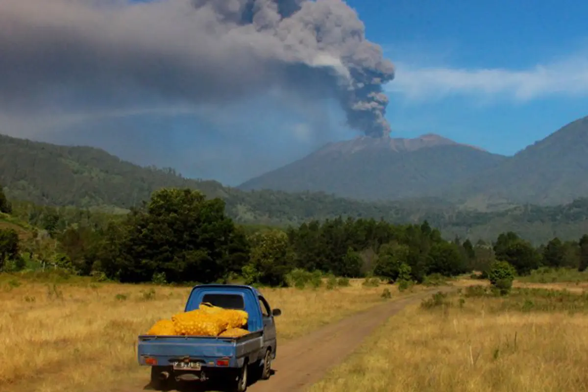 20150712-Awan Panas Gunung Raung Tak Mengusik Aktivitas Warga-Bondowoso 1