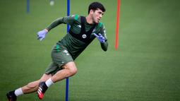 Pemain Real Betis, Carles Alena, ketika mengikut sesi latihan di Luis del Sol, Sevilla, Senin (11/5/2020). Sejumlah klub di Spanyol memulai latihan seiring rencana akan kembali bergulirnya kompetisi La Liga musim ini. (AFP/Real Betis/Fernando Ruso)