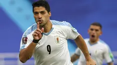 Penyerang Uruguay, Luis Suarez berselebrasi setelah mencetak gol dari titik penalti ke gawang Kolombia dalam laga Kualifikasi Piala Dunia 2022 wilayah Amerika Selatan di stadion Metropolitano, Barranquilla, Jumat (13/11/2020). Uruguay mengalahkan  Kolombia 3-0. (AP Photo/Fernando Vergara)