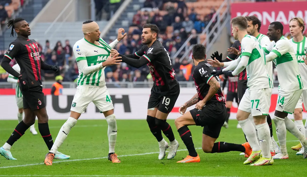 Pemain Sassuolo Ruan (kiri) berdebat dengan  pemain AC Milan Theo Hernandez pada pertandingan sepak bola Liga Italia di Stadion San Siro, Milan, Italia, 29 Januari 2023. AC Milan dipermalukan 2-5 oleh Sassuolo. (AP Photo/Antonio Calanni)