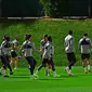 Para pemain Liverpool berlatih jelang menghadapi Monterrey pada babak semifinal Piala Dunia Antarklub di Qatar University Stadium, Doha, Senin (16/12/2019). Liverpool akan menghadapi Monterrey pada 18 Desember 2019. (Giuseppe CACACE/AFP)