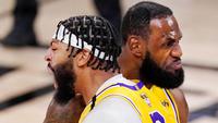 Pebasket Los Angeles Lakers, LeBron James dan Anthony Davis, melakukan selebrasi saat melawan Miami Heat pada gim pertama final NBA di Lake Buena Vista, Kamis (1/10/2020). Lakers menang dengan skor 116-98. (AP Photo/Mark J. Terrill)