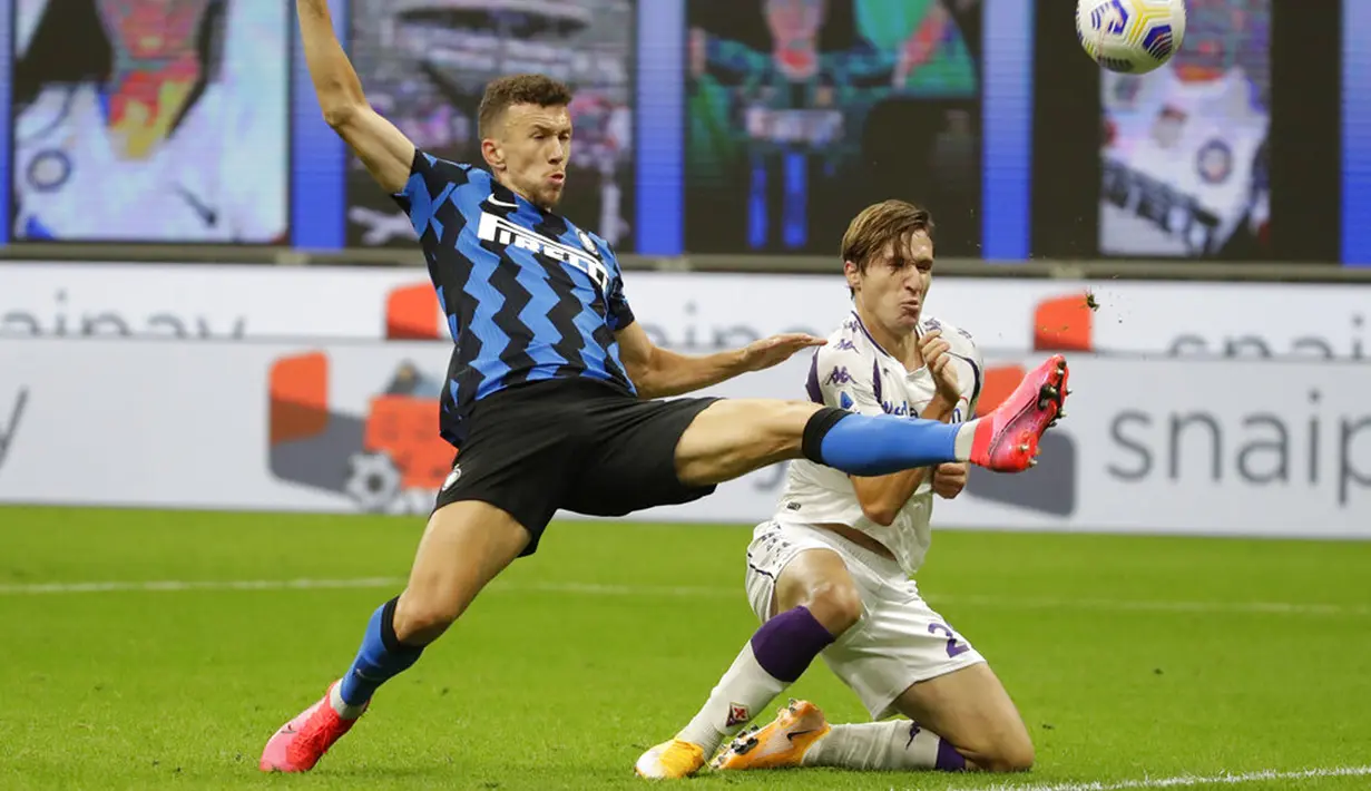 Pemain Inter Milan Ivan Perisic (kiri) berebut bola dengan pemain Fiorentina Federico Chiesa pada pertandingan Serie A di Stadion San Siro, Milan, Italia, Sabtu (26/9/2020). Inter Milan mengalahkan Fiorentina dengan skor 4-3. (AP Photo/Luca Bruno)
