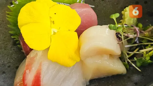 Kuliner Jepang halal kini semakin mudah dinikmati, dengan standar kebersihan dan pembekuan cepat yang menjaga kualitas sashimi (Otsukuri) tetap aman dan segar. (Foto: Aditya Eka Prawira/Liputan6.com)