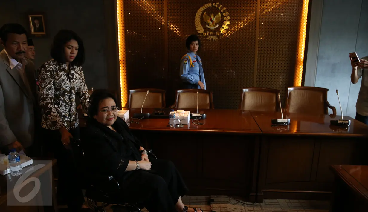 Tersangka kasus dugaan makar Rachmawati Soekarnoputri memasuki ruang pertemuan Gedung DPR, Senayan, Jakarta, Selasa (10/1). Didampingi oleh Ahmad Dhani, Rachmawati akan melakukan audiensi dengan pimpinan DPR. (Liputan6.com/Johan Tallo)