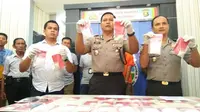 Kapolresta Palembang menunjukkan barang bukti sabu yang diamankan dari tangan pengedar narkoba (Liputan6.com / Nefri Inge)