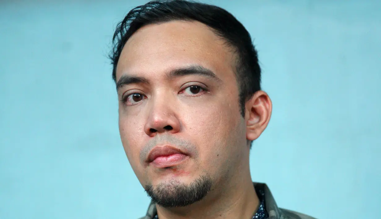 Sebelumnya, Sandy juga melakukan penggerebekan pada mantan istrinya. Setelah menggrebek mantan istrinya, Sandy bersama kuasa hukumnya mengajukan permohonan hak asuh kedua anaknya. (Nurwahyunan/Bintang.com)