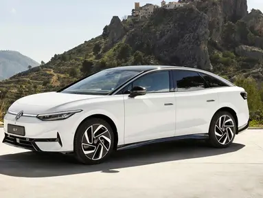 VW ID.7 mengadopsi format sedan dengan atap belakang melandai. Seperti khasnya VW ID., model ini juga tidak terlalu menonjolkan bahwa ia adalah sebuah kendaraan EV. Tampilannya terbilan humble namun tetap futuristis dengan tarikan garis sederhana. (Source: Volkswagen via caranddriver.com)