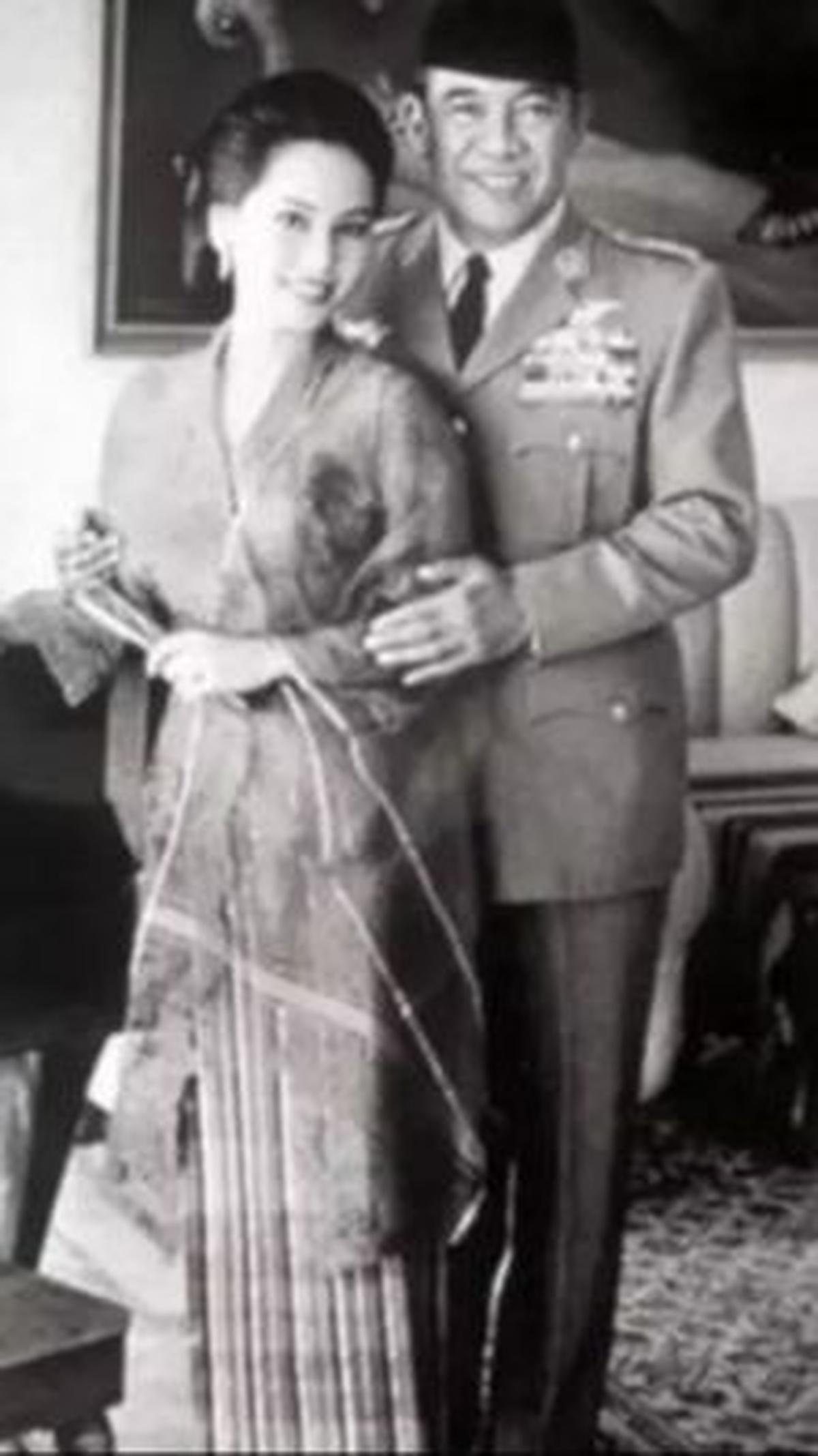 Potret Ratna Sari Dewi saat masih muda bersama Soekarno.<br>