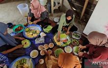 Penyintas Banjir Aceh Timur Rawat Kebersamaan Lewat Tradisi Kue Lebaran