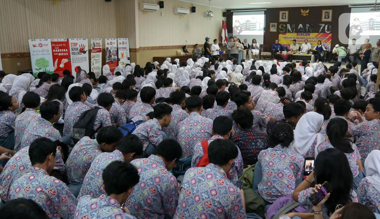 Wakapolres Jakarta Selatan AKBP Dedy saat berbicara dengan siswa di SMAN 70, Jakarta, Selasa (27/2/2024). (Liputan6.com/Herman Zakharia)